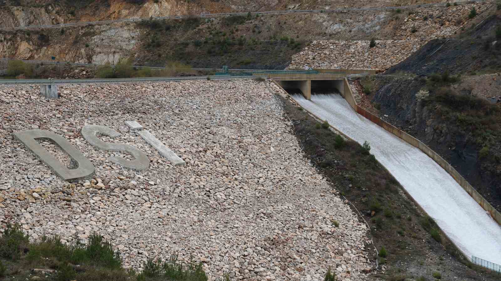 maksimum seviyeye ulasan kozagac barajinda su tahliyesine baslandi 3 PHXKhJub