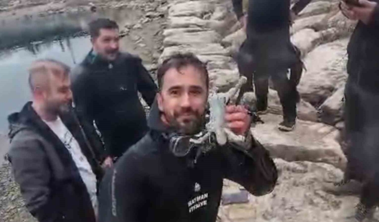 malabadi-koprusundeki-dalista-cok-sayida-teknoloji-urunu-bulundu-c5LwgQGh.jpg