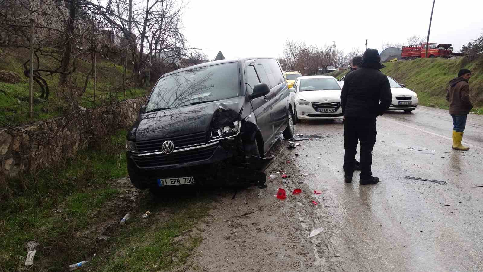 Malatya’da 5 araçlı zincirleme kaza: 4 yaralı 5 malatyada 5 aracli zincirleme kaza 4 yarali 1 AmG4AbJl