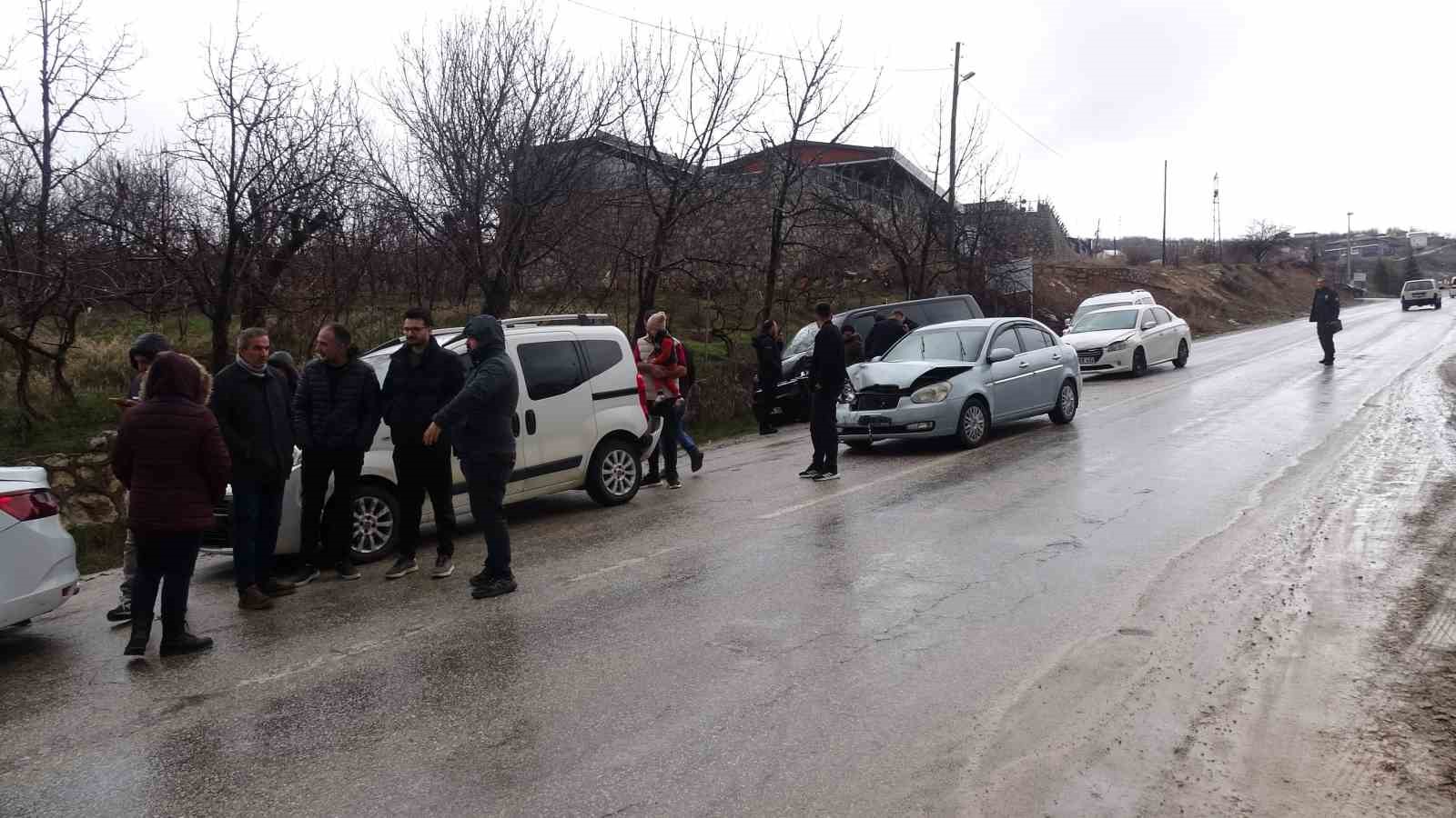 Malatya’da 5 araçlı zincirleme kaza: 4 yaralı 7 malatyada 5 aracli zincirleme kaza 4 yarali 3 35BJn3BX