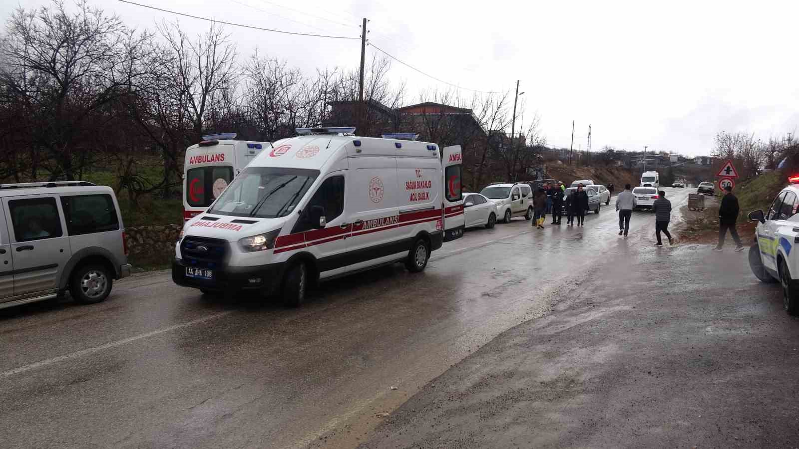 Malatya’da 5 araçlı zincirleme kaza: 4 yaralı 9 malatyada 5 aracli zincirleme kaza 4 yarali 5 wDSNUaSL