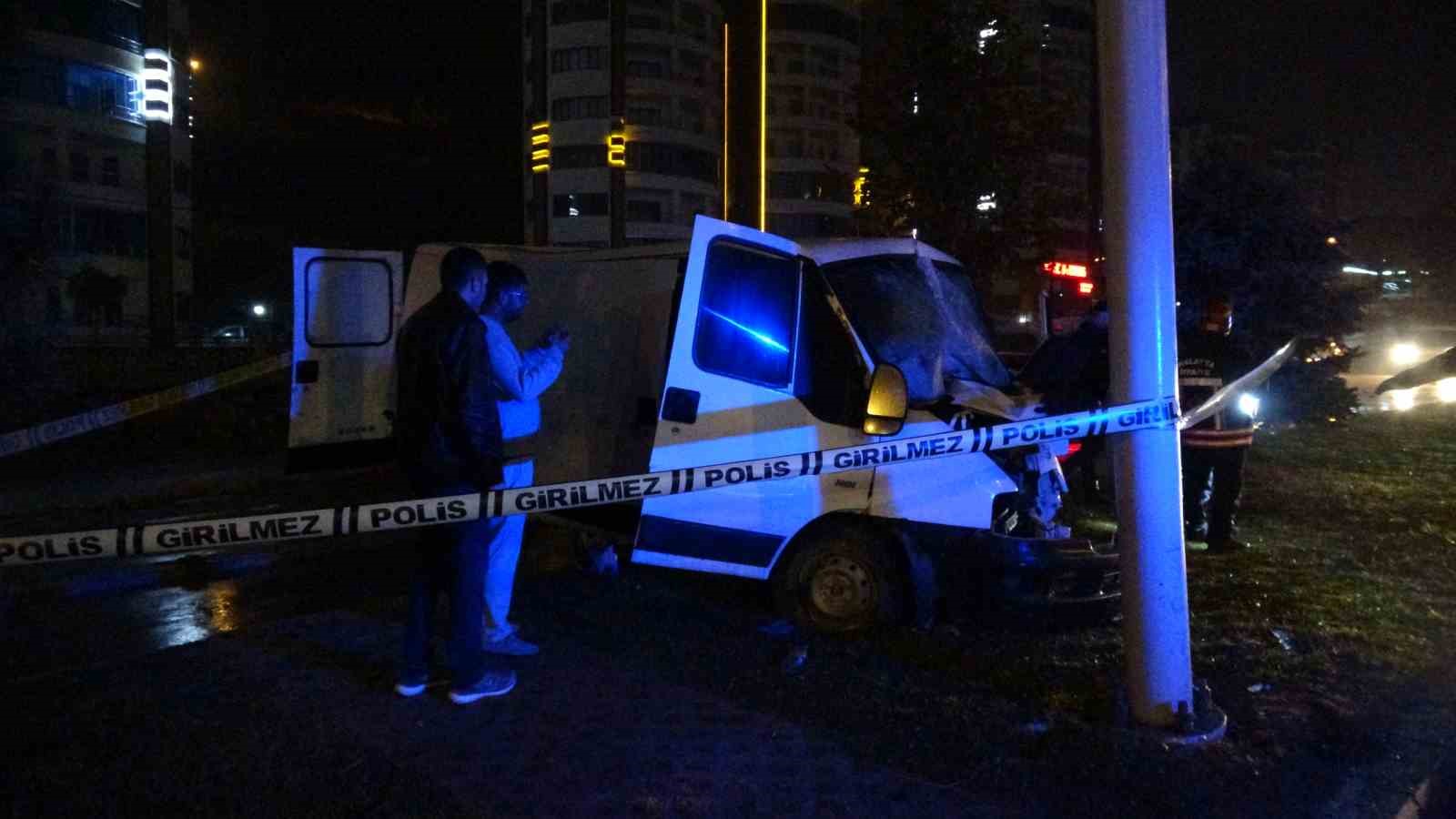Malatya’da aydınlatma direğine çarpan minibüs sürücüsü hayatını kaybetti 6 malatyada aydinlatma diregine carpan minibus surucusu hayatini kaybetti 2 ZtrCTKDX