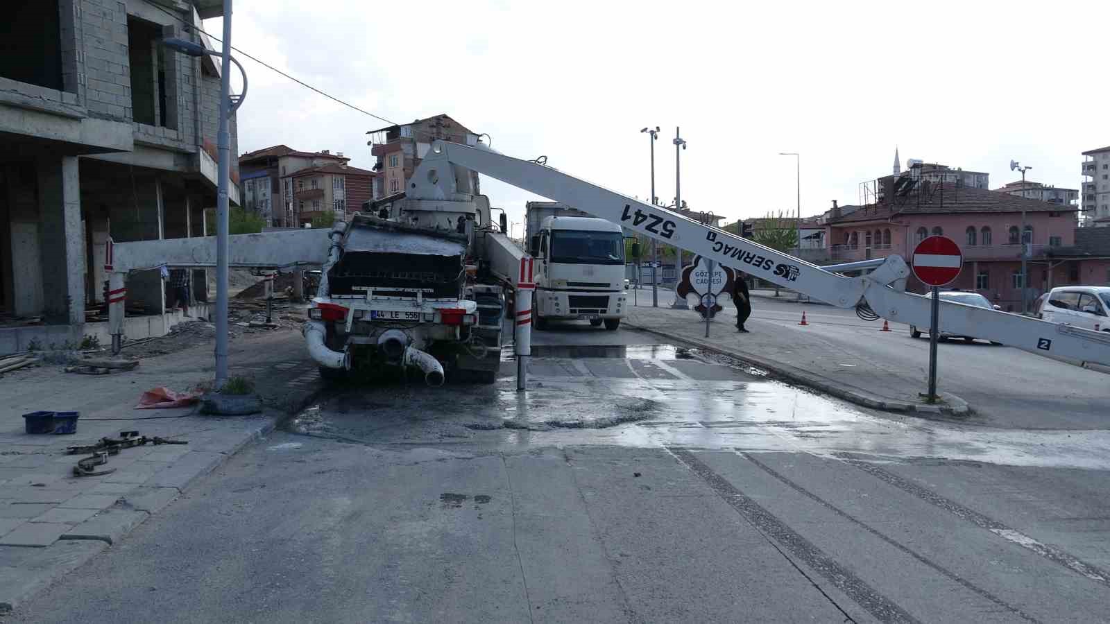 malatyada beton pompasi devrildi faciadan donuldu 4 YhGq9djU
