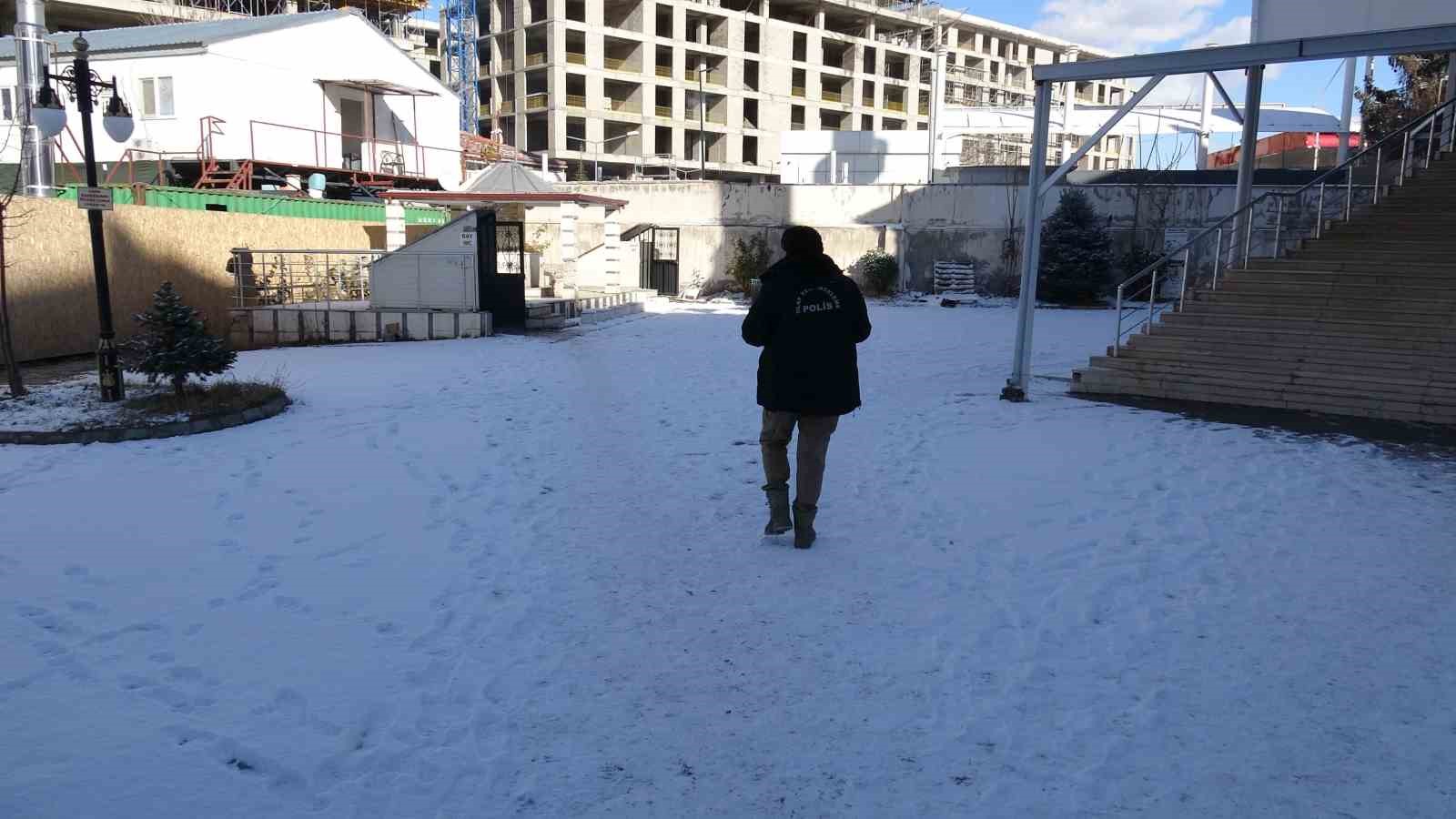 malatyada cami tuvaletinde baygin bulunan genc hastaneye kaldirildi 1 cUuU97Aq
