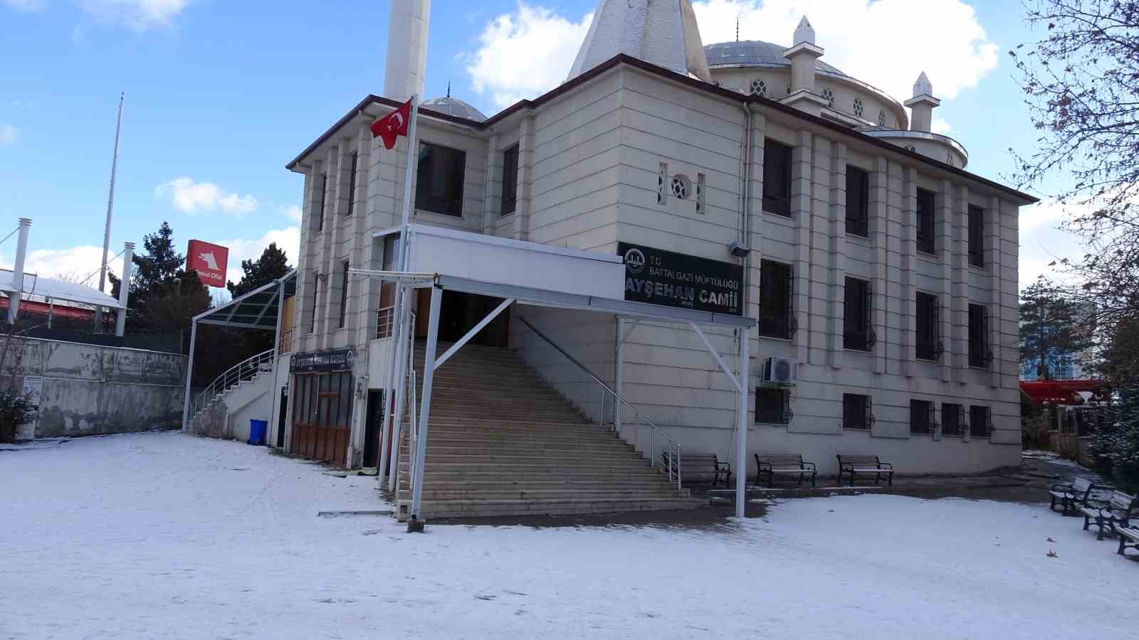 malatyada cami tuvaletinde baygin bulunan genc hastaneye kaldirildi 3