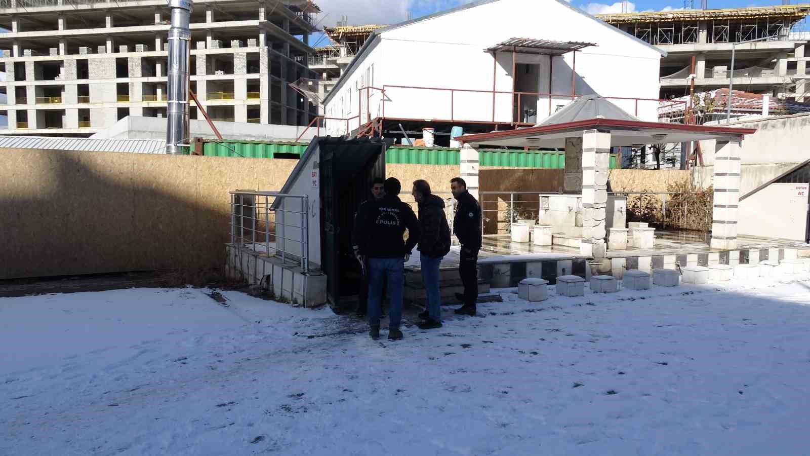 malatyada cami tuvaletinde baygin bulunan genc hastaneye kaldirildi 4