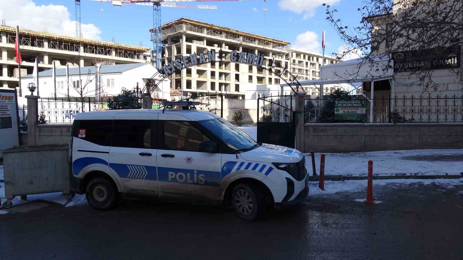 malatyada cami tuvaletinde baygin bulunan genc hastaneye kaldirildi 5 BNaO4htk