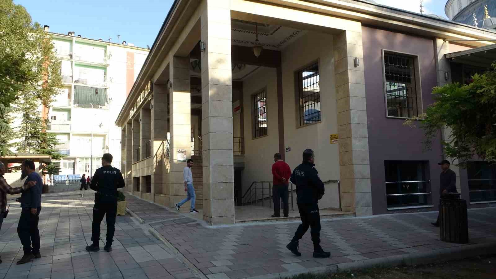 Malatya’da camide şüpheli çanta paniği 6 malatyada camide supheli canta panigi 2 sssfuZzX