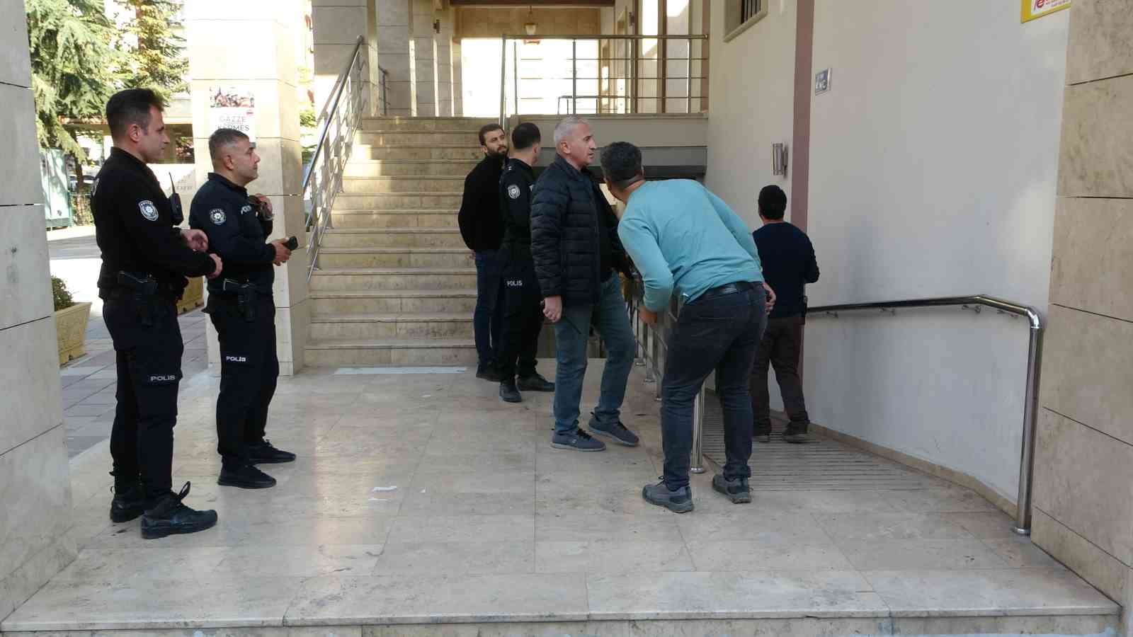 Malatya’da camide şüpheli çanta paniği 10 malatyada camide supheli canta panigi 6 lbIKFgpc