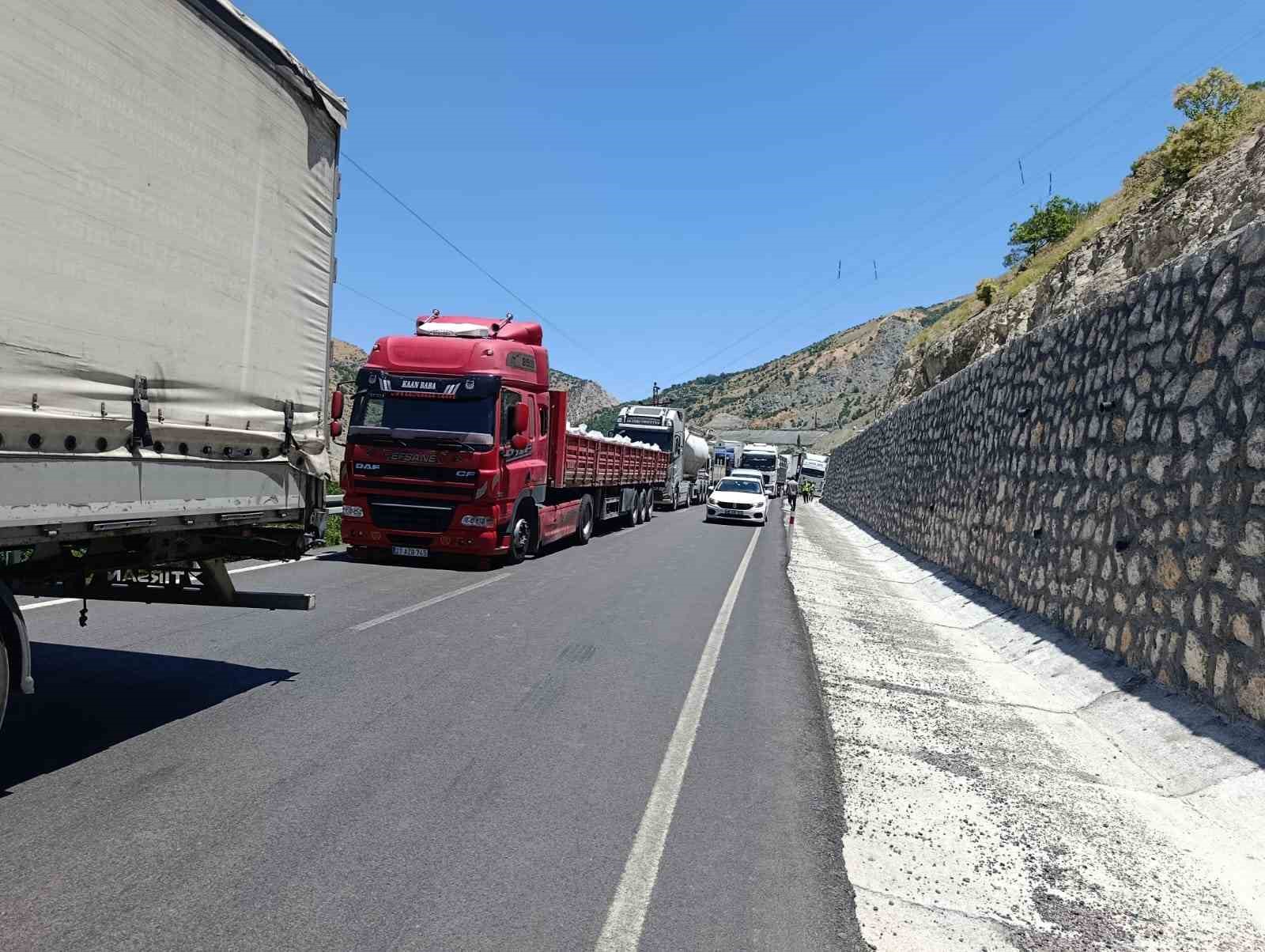 malatyada cekici bariyerlere carparak askida kaldi 0 AjpizPM6
