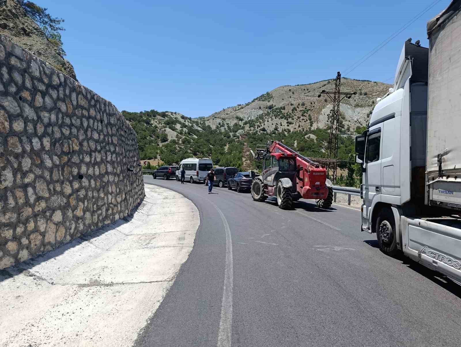 malatyada cekici bariyerlere carparak askida kaldi 1