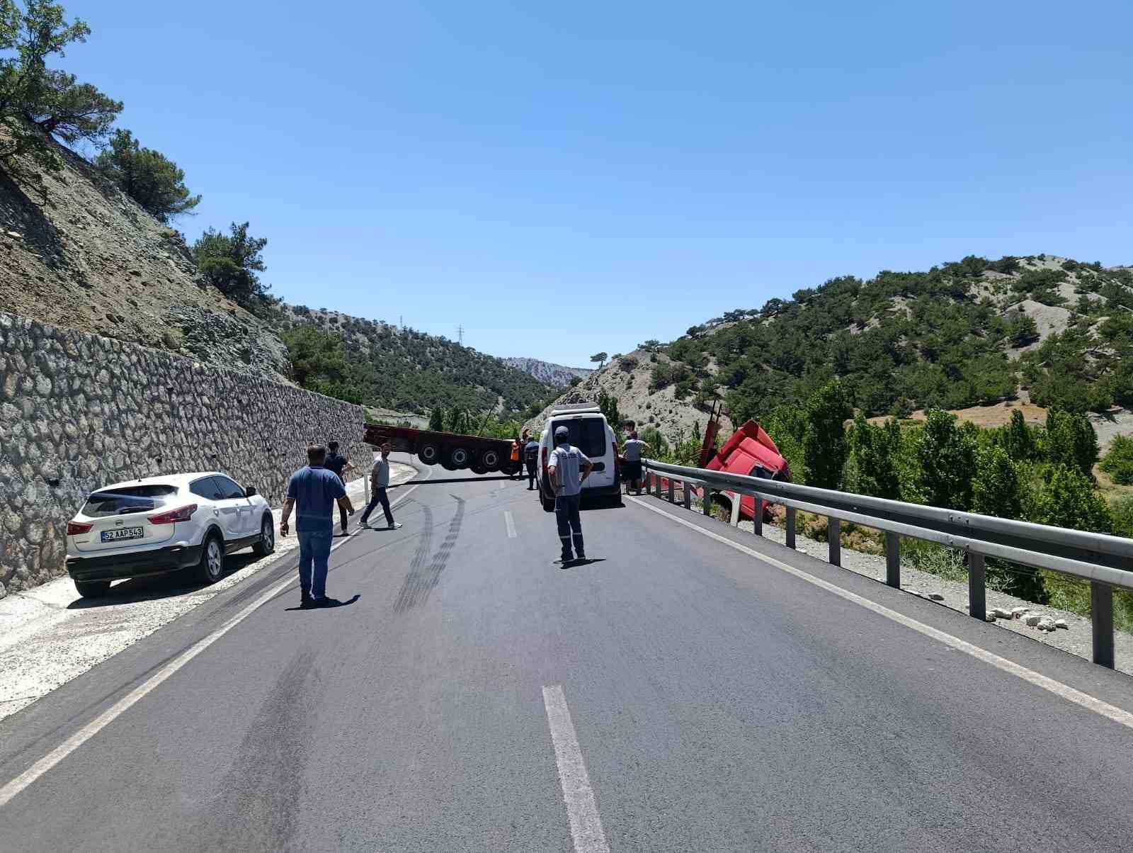 malatyada cekici bariyerlere carparak askida kaldi 2 H1O4BwVd