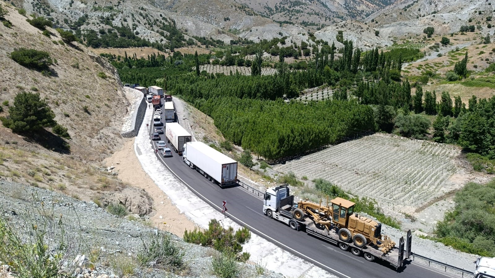 malatyada cekici bariyerlere carparak askida kaldi 3 Kz641K6U