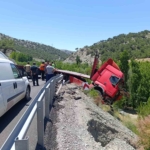 malatyada-cekici-bariyerlere-carparak-askida-kaldi-sYsEGtKU.jpg
