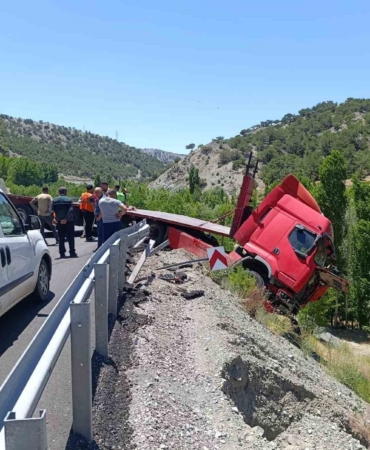 malatyada-cekici-bariyerlere-carparak-askida-kaldi-sYsEGtKU.jpg