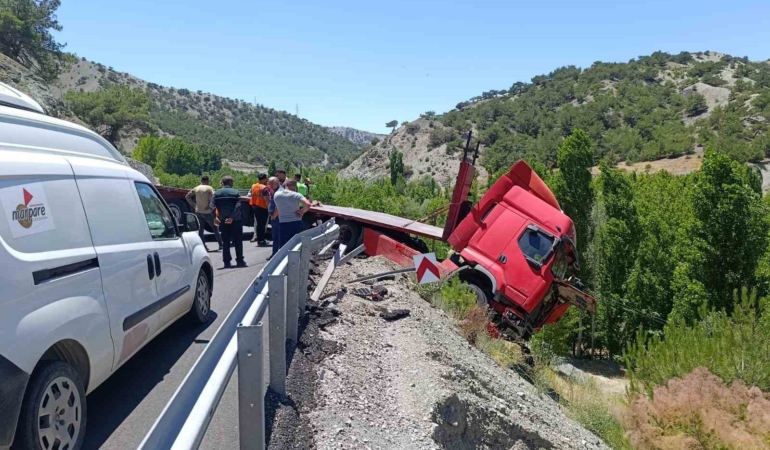 malatyada-cekici-bariyerlere-carparak-askida-kaldi-sYsEGtKU.jpg