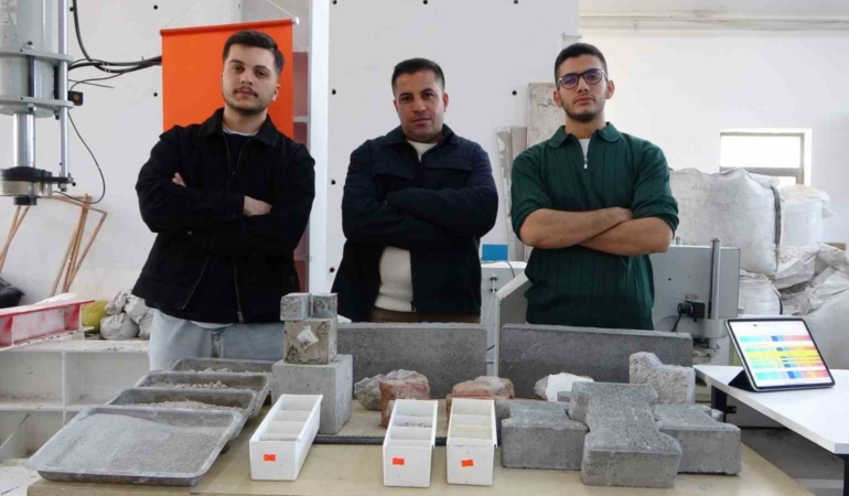malatyada-deprem-enkazi-beton-yola-donustu-p1F1hqr1.jpg