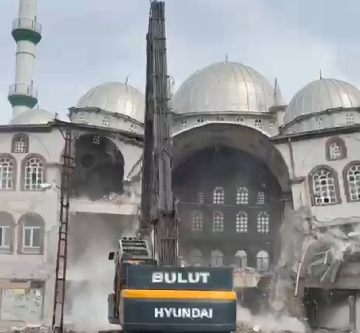 Malatya’da depremde hasar gören cami kontrollü şekilde yıkıldı 5 malatyada depremde hasar goren cami kontrollu sekilde yikildi 1 mNw9qKHk