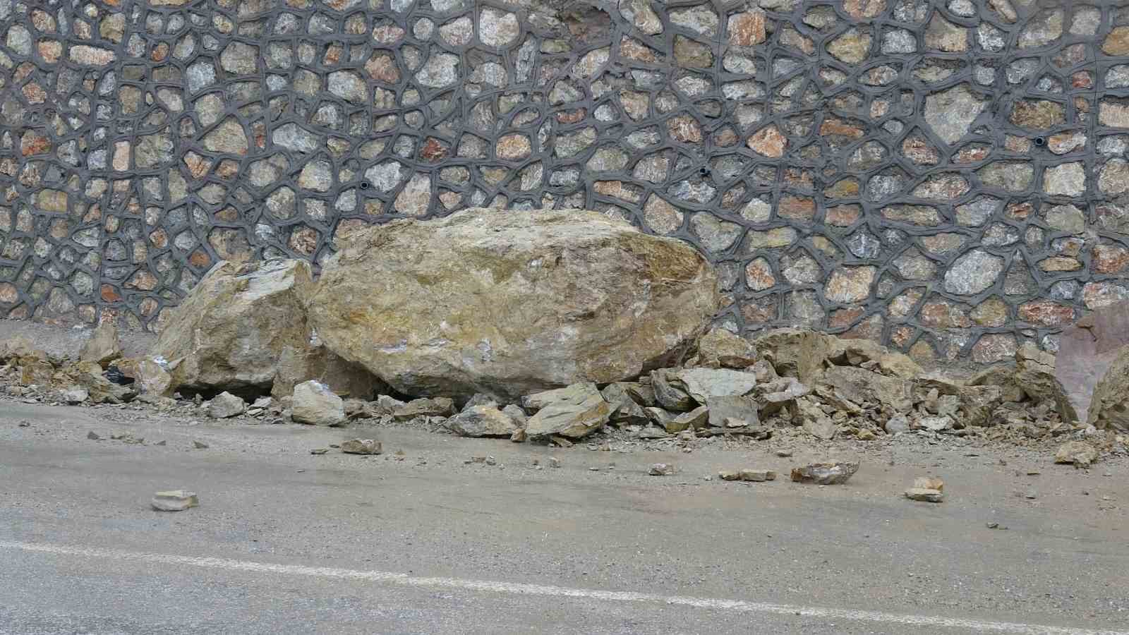 malatyada dev kaya parcalari yola dustu 1 zR8Z9Ka2