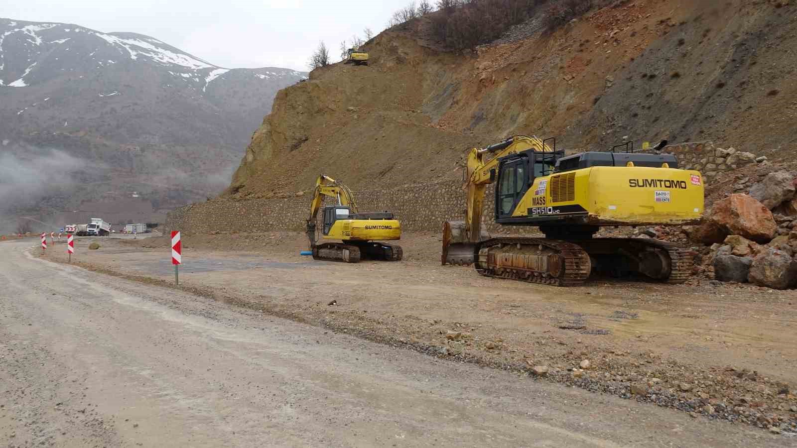 malatyada dev kaya parcalari yola dustu 2 kE435Dbm