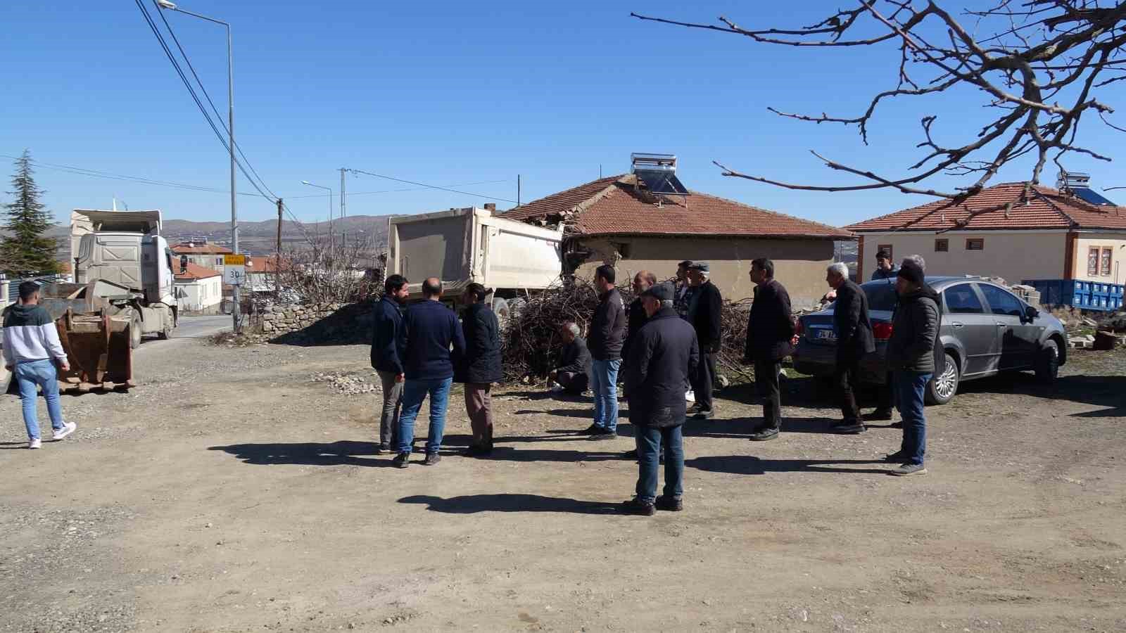 malatyada freni bosalan hafriyat kamyonu eve girdi 1 yarali 1 TXekRzk7
