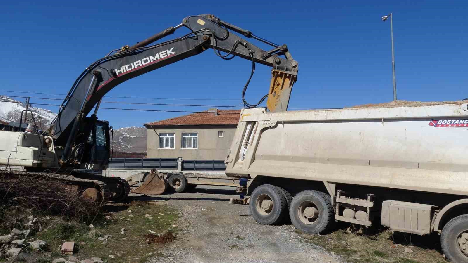 malatyada freni bosalan hafriyat kamyonu eve girdi 1 yarali 2