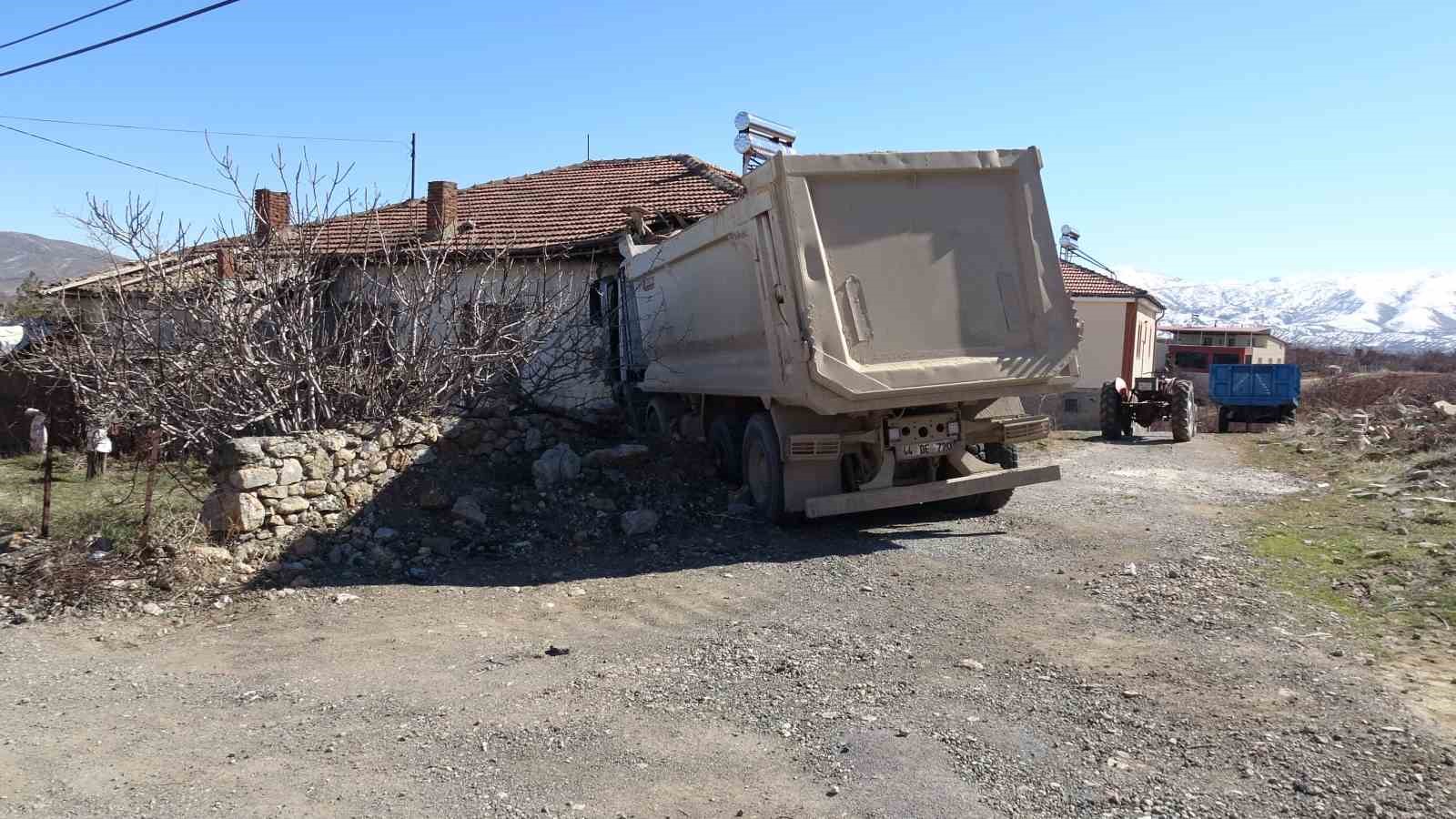 malatyada freni bosalan hafriyat kamyonu eve girdi 1 yarali 3 GY9Lnd9h