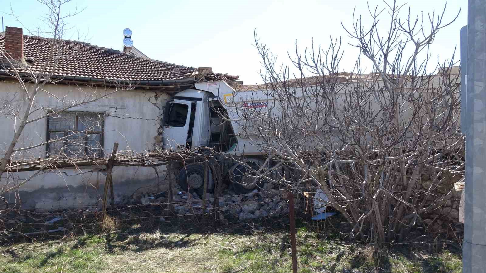 malatyada freni bosalan hafriyat kamyonu eve girdi 1 yarali 4 NqDyskgR