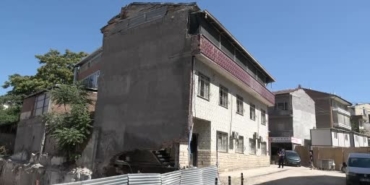 malatyada-gocuk-sonrasi-muhurlenen-apartmandan-kopan-parcalar-panige-neden-oldu-6pQEk3tj.jpg