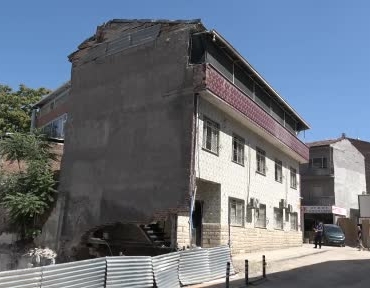 malatyada-gocuk-sonrasi-muhurlenen-apartmandan-kopan-parcalar-panige-neden-oldu-6pQEk3tj.jpg
