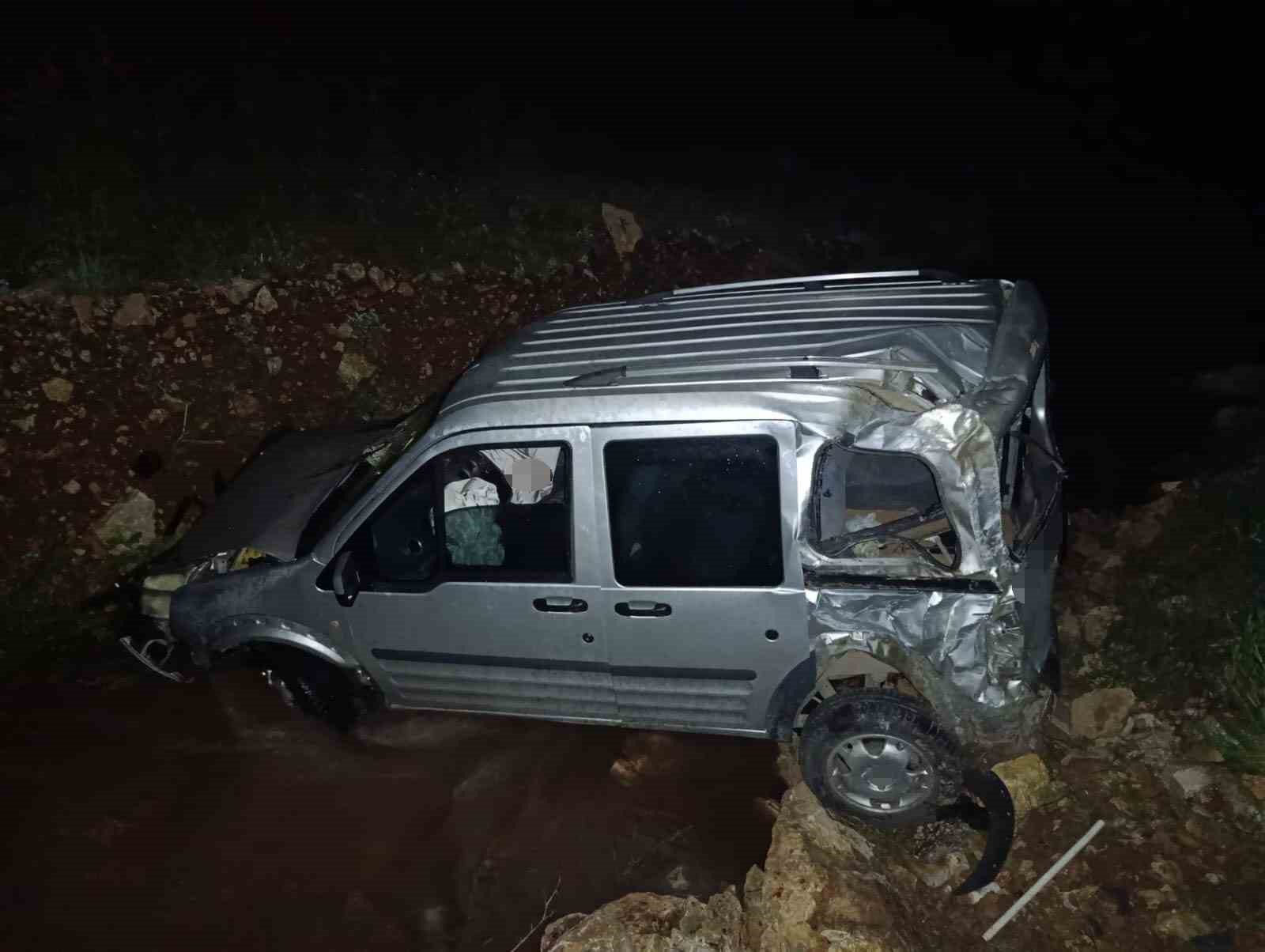 malatyada hafif ticari arac dereye uctu 1 yarali 1