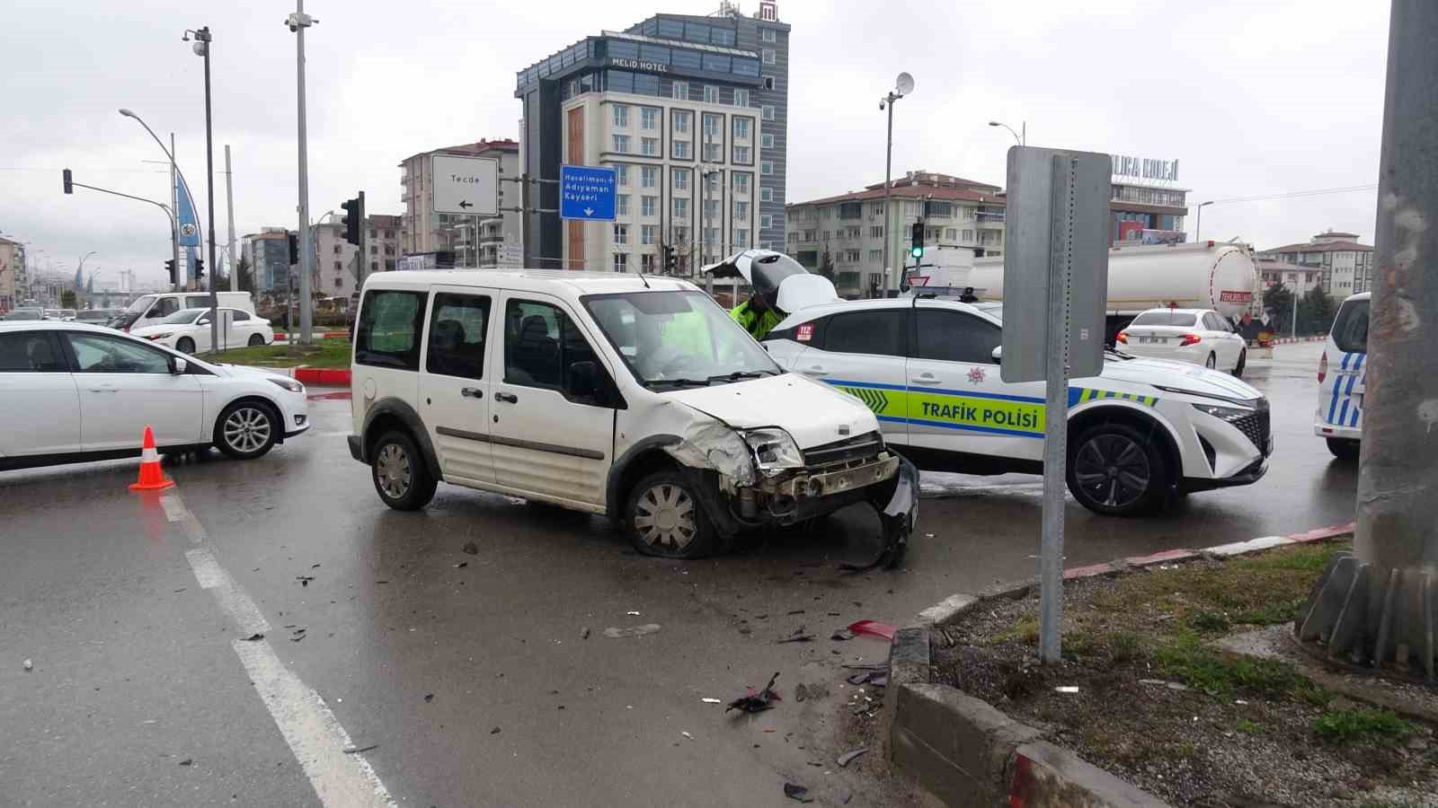malatyada hafif ticari arac ile otomobil carpisti 2 yarali 0 8DdXIhvY
