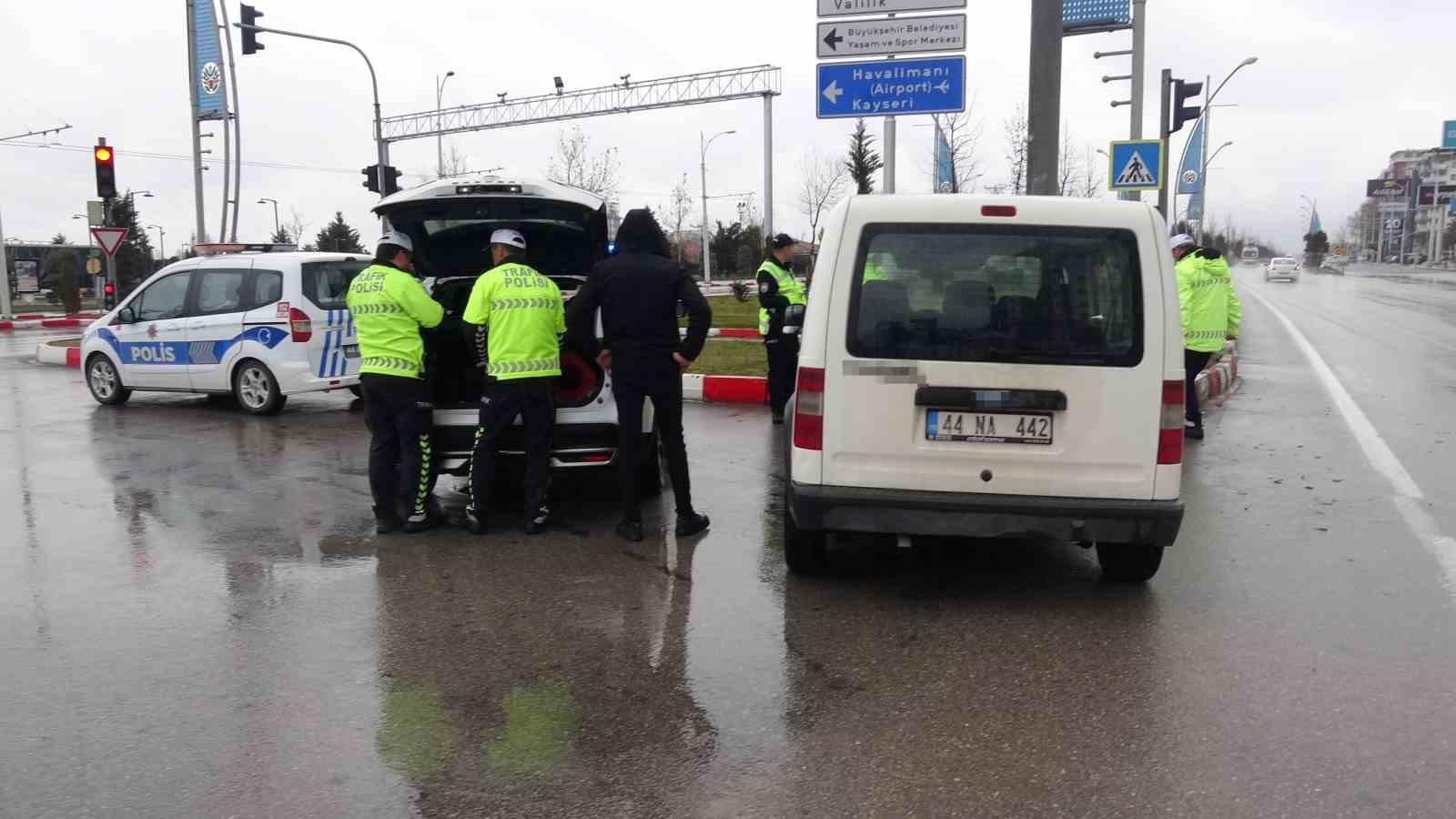 malatyada hafif ticari arac ile otomobil carpisti 2 yarali 1 7iVLQV1j