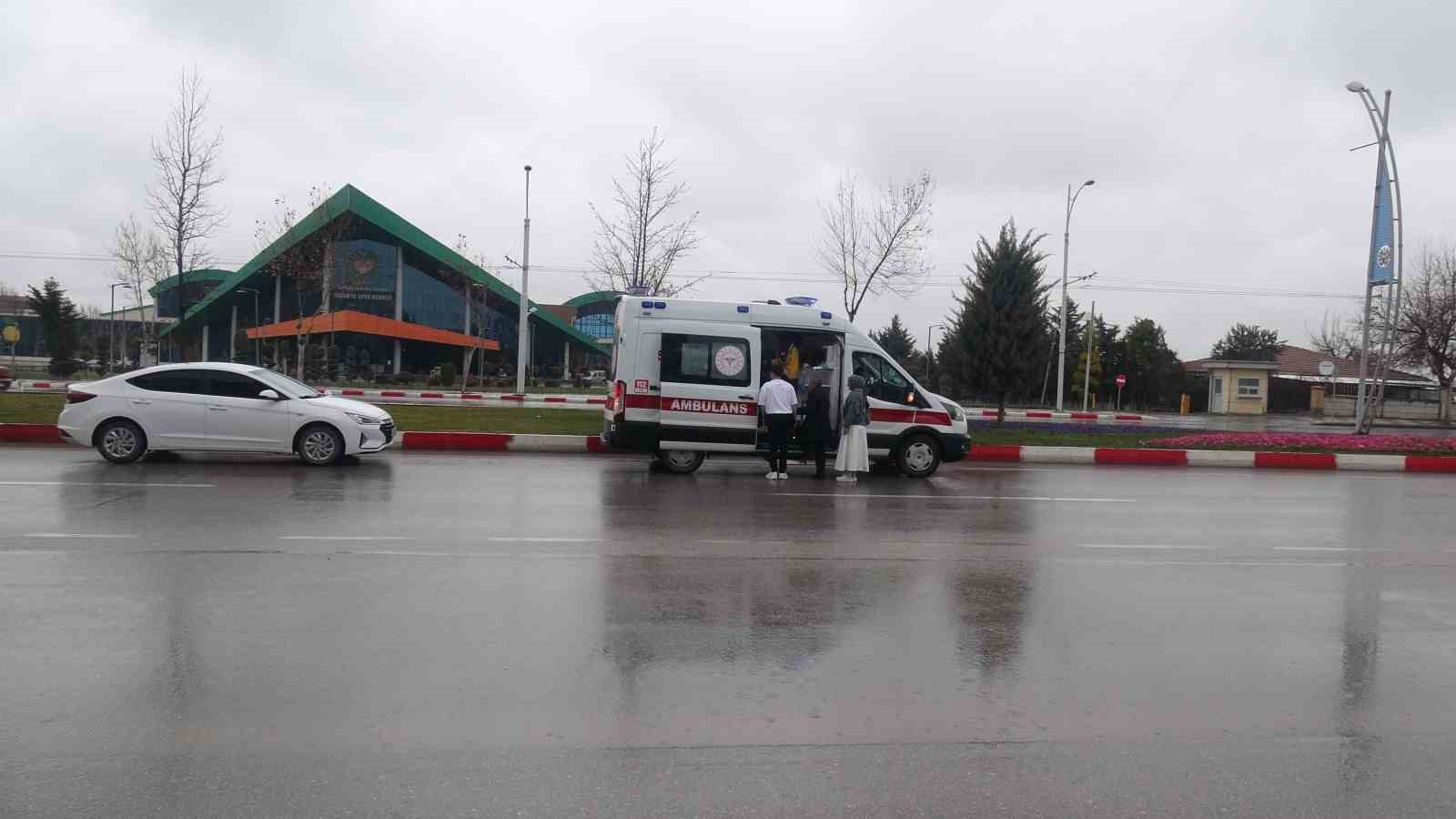 malatyada hafif ticari arac ile otomobil carpisti 2 yarali 2