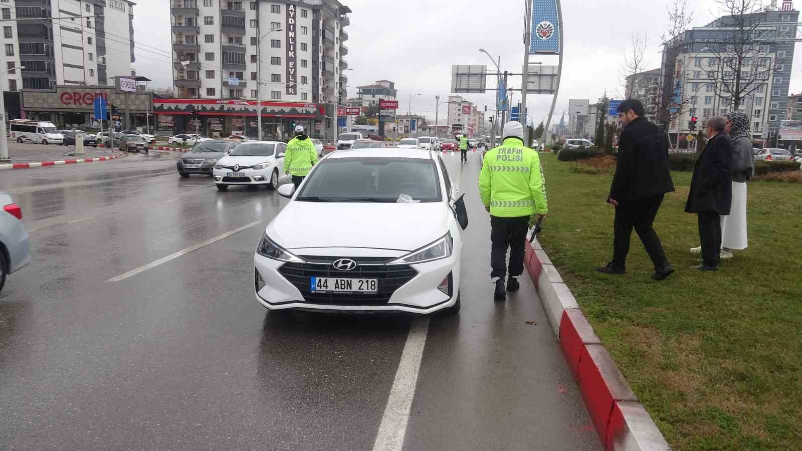 malatyada hafif ticari arac ile otomobil carpisti 2 yarali 3 3KHGGMgX