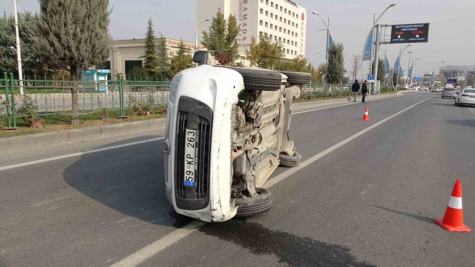 Malatya’da hafif ticari araç ile otomobil çarpıştı: 3 yaralı 4 malatyada hafif ticari arac ile otomobil carpisti 3 yarali 0 aJTCeUSK