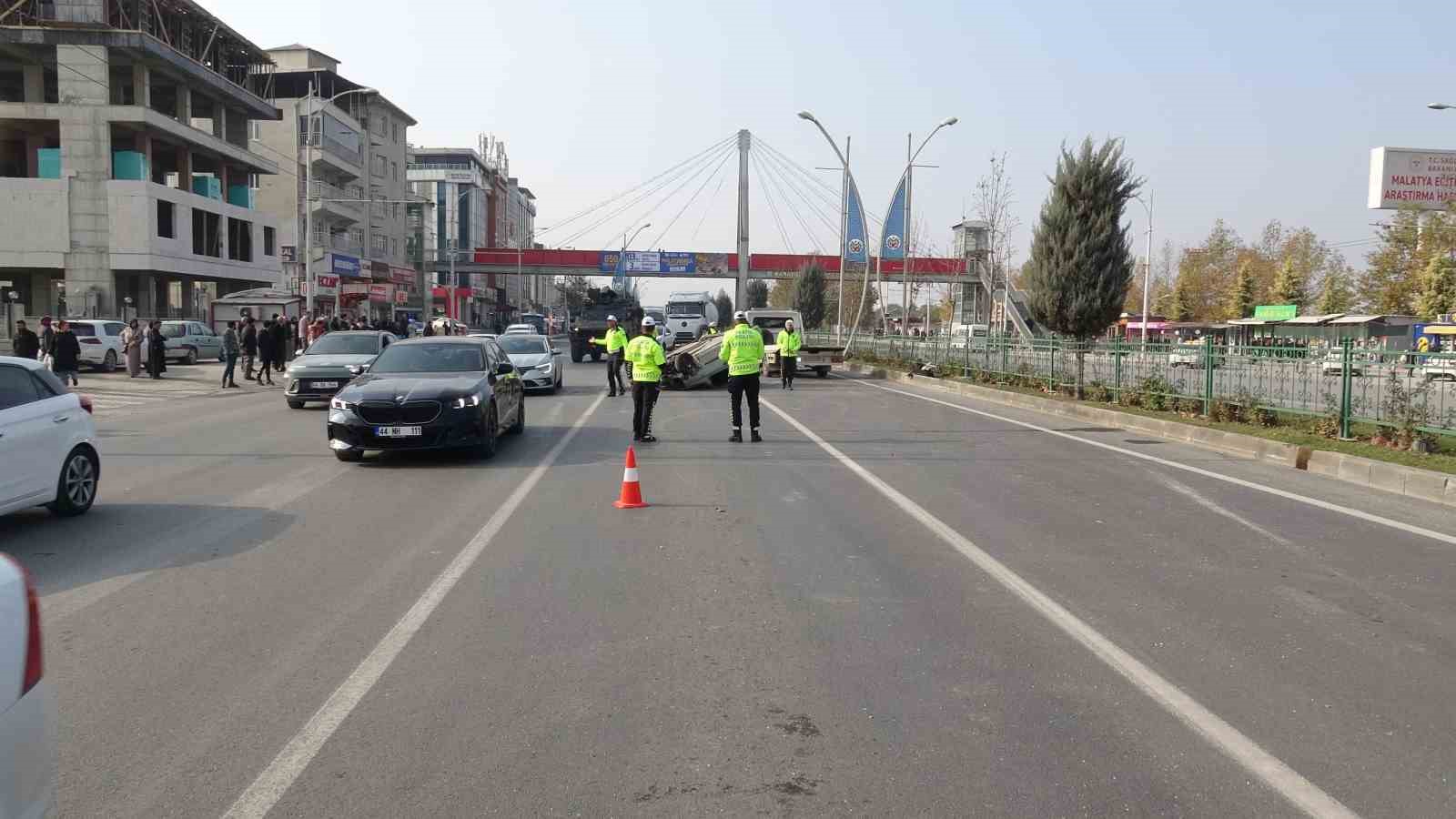 Malatya’da hafif ticari araç ile otomobil çarpıştı: 3 yaralı 6 malatyada hafif ticari arac ile otomobil carpisti 3 yarali 2 slAIOgtF
