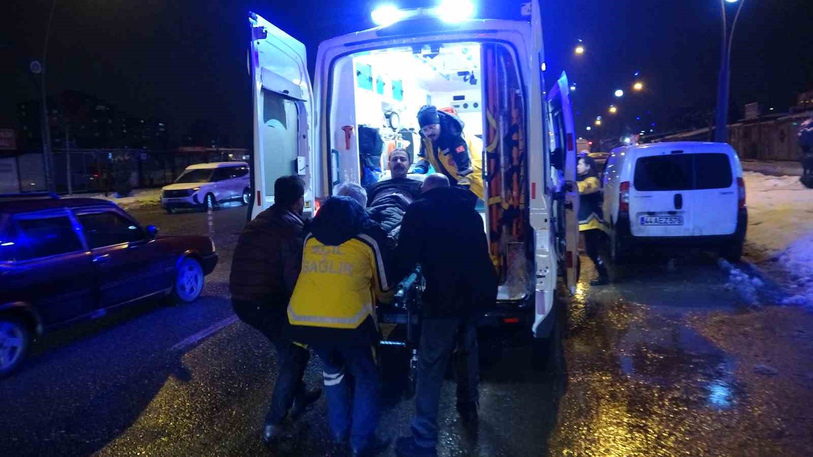 Malatya’da husumetlilerin bıçaklı kavgasında: 2’si ağır 3 kişi yaralandı 4 malatyada husumetlilerin bicakli kavgasinda 2si agir 3 kisi yaralandi 0 WI2iWeUc
