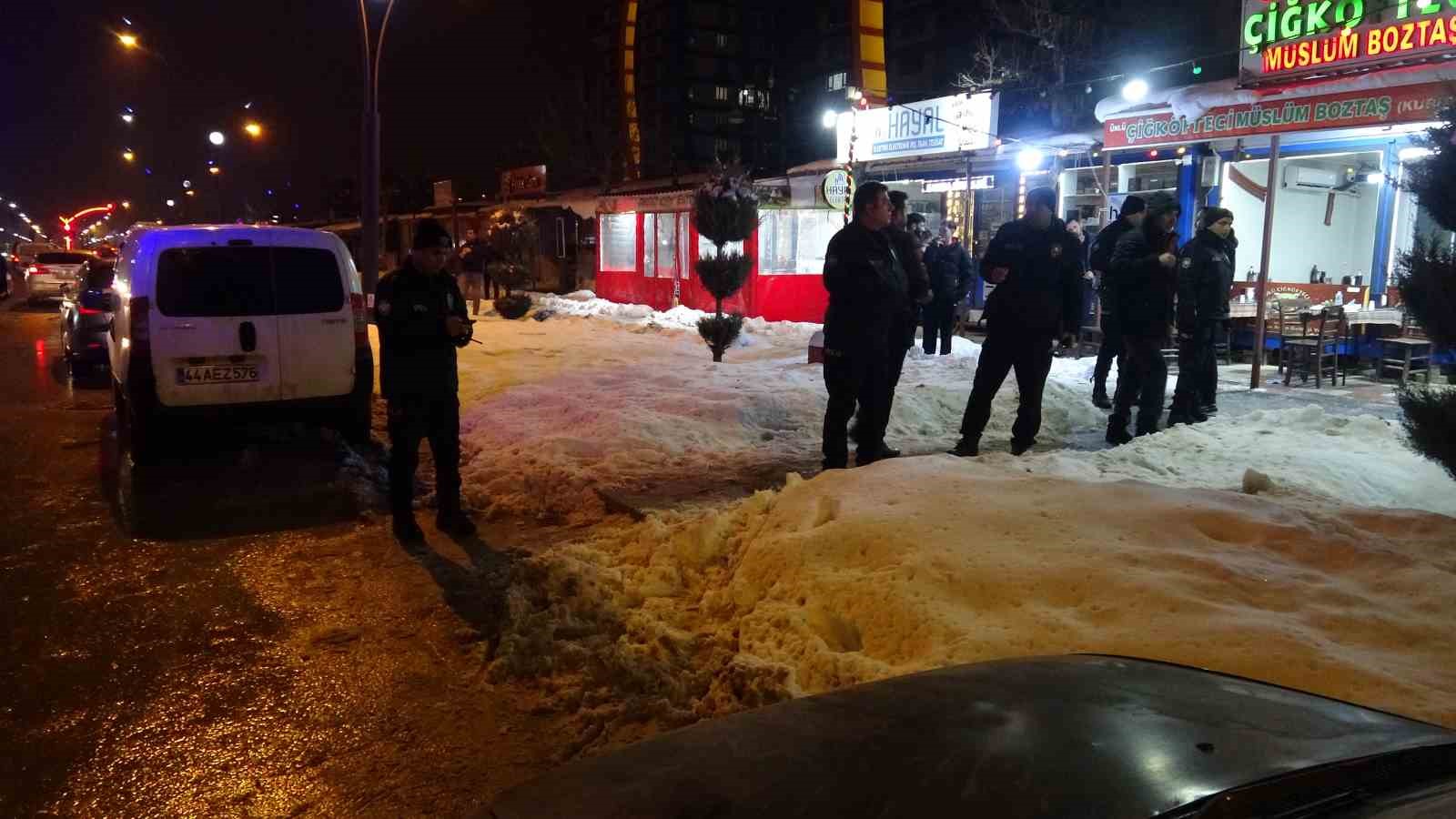 Malatya’da husumetlilerin bıçaklı kavgasında: 2’si ağır 3 kişi yaralandı 5 malatyada husumetlilerin bicakli kavgasinda 2si agir 3 kisi yaralandi 1 OQqVuO3N