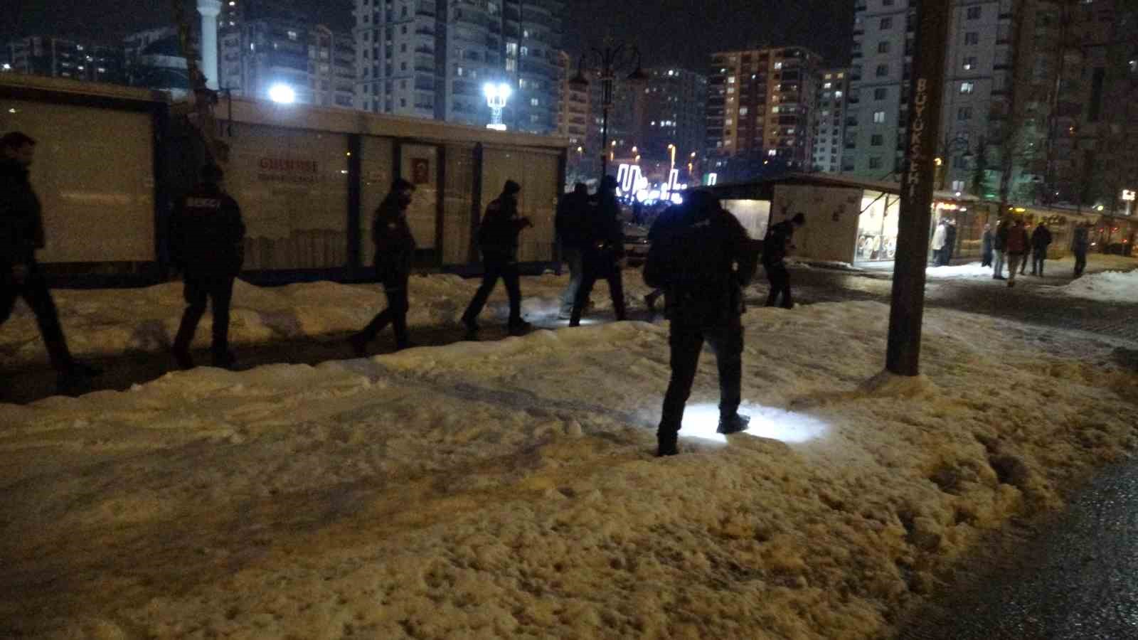Malatya’da husumetlilerin bıçaklı kavgasında: 2’si ağır 3 kişi yaralandı 6 malatyada husumetlilerin bicakli kavgasinda 2si agir 3 kisi yaralandi 2 DtFRY92L