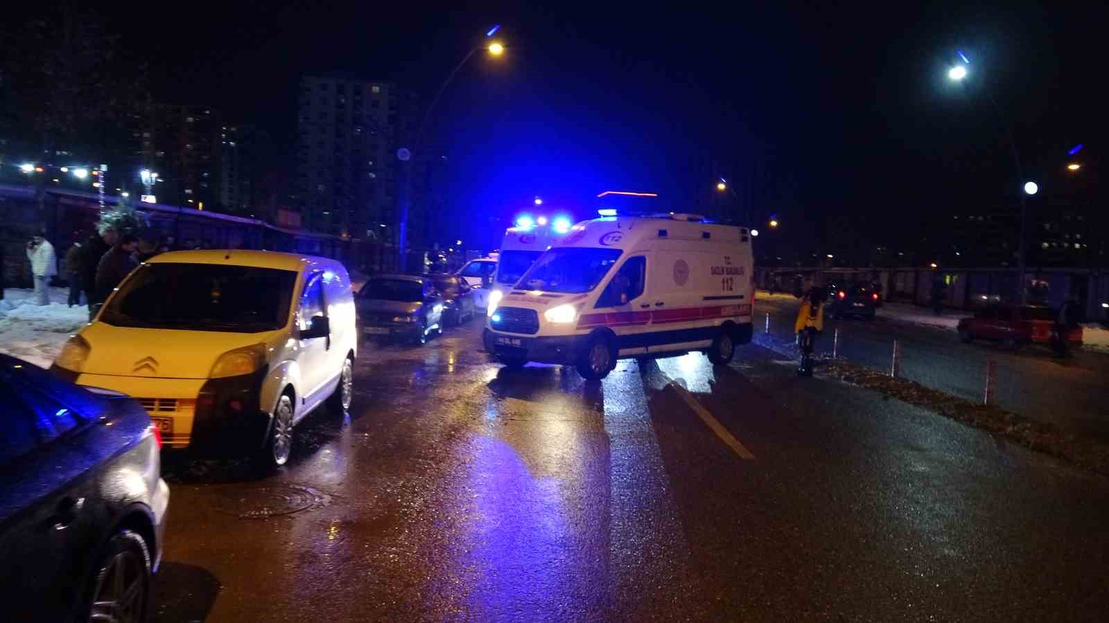 Malatya’da husumetlilerin bıçaklı kavgasında: 2’si ağır 3 kişi yaralandı 7 malatyada husumetlilerin bicakli kavgasinda 2si agir 3 kisi yaralandi 3 AplujuHC