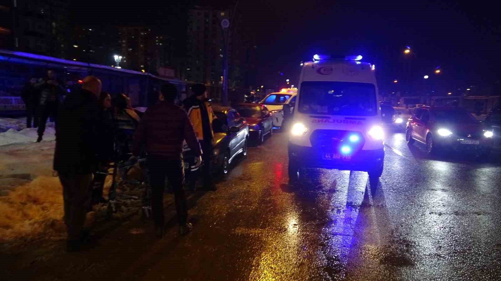 Malatya’da husumetlilerin bıçaklı kavgasında: 2’si ağır 3 kişi yaralandı 8 malatyada husumetlilerin bicakli kavgasinda 2si agir 3 kisi yaralandi 4 zMrVAzqn