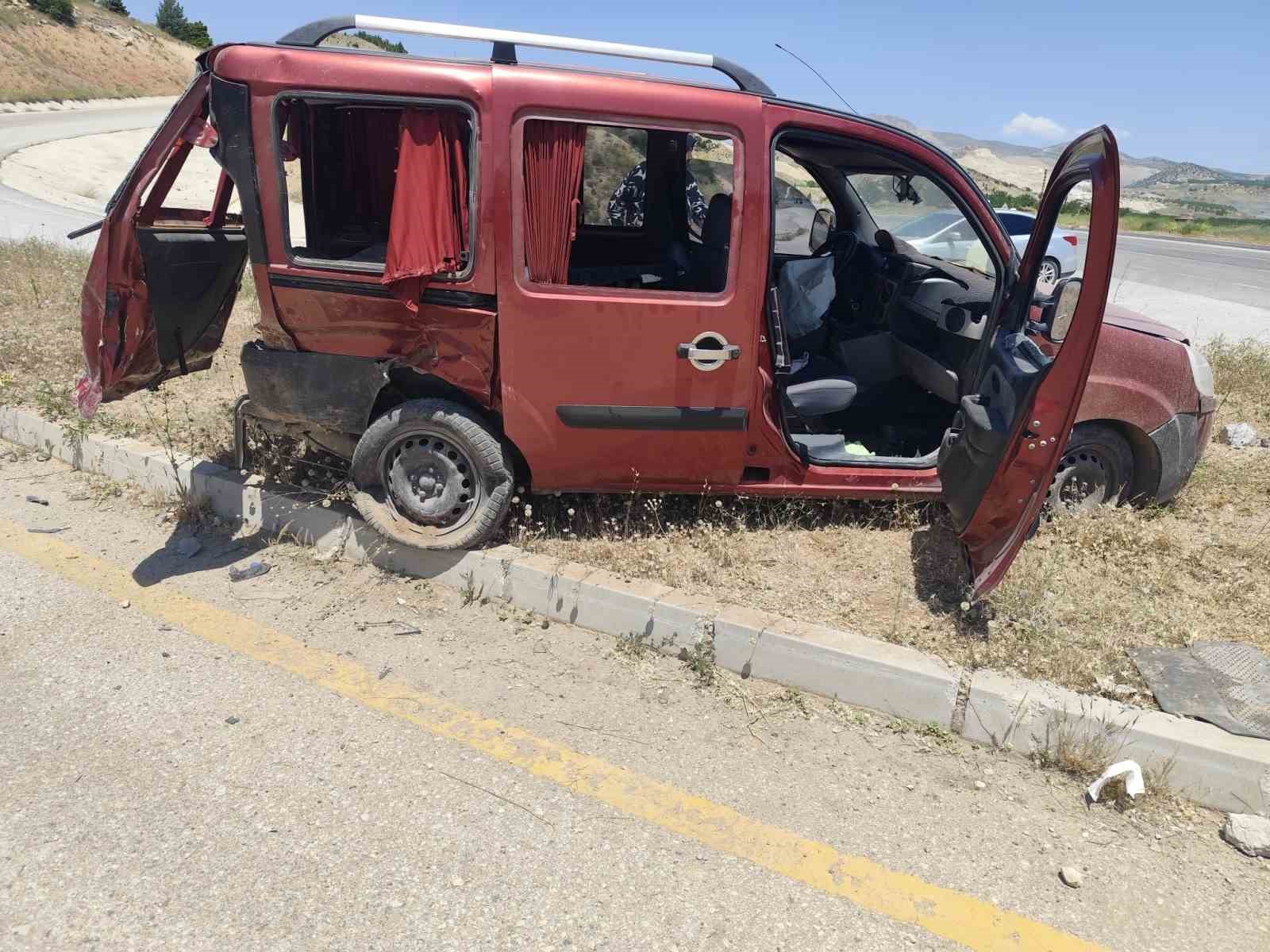 malatyada iki aracin carpistigi kaza kamerada 4 yarali 1 7gOGZ1EZ