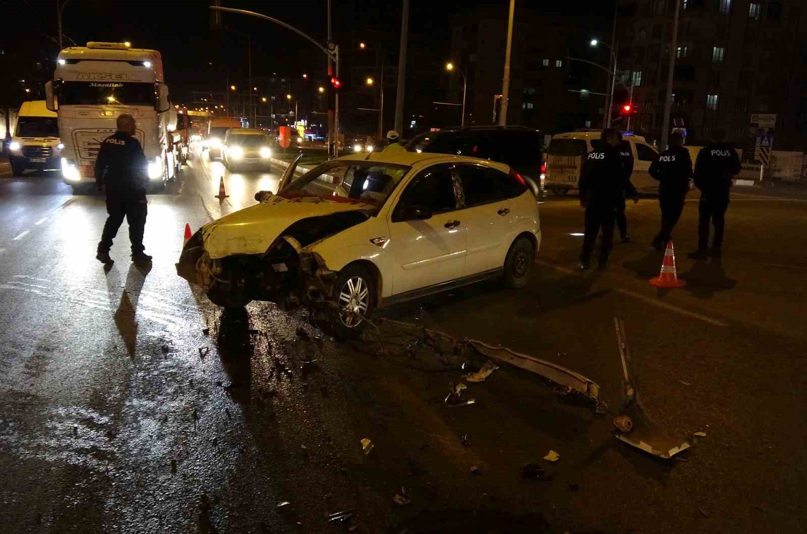 malatyada iki aracin carpistigi kazada ortalik savas alanina dondu 3 yarali 0 2aSLNnnS