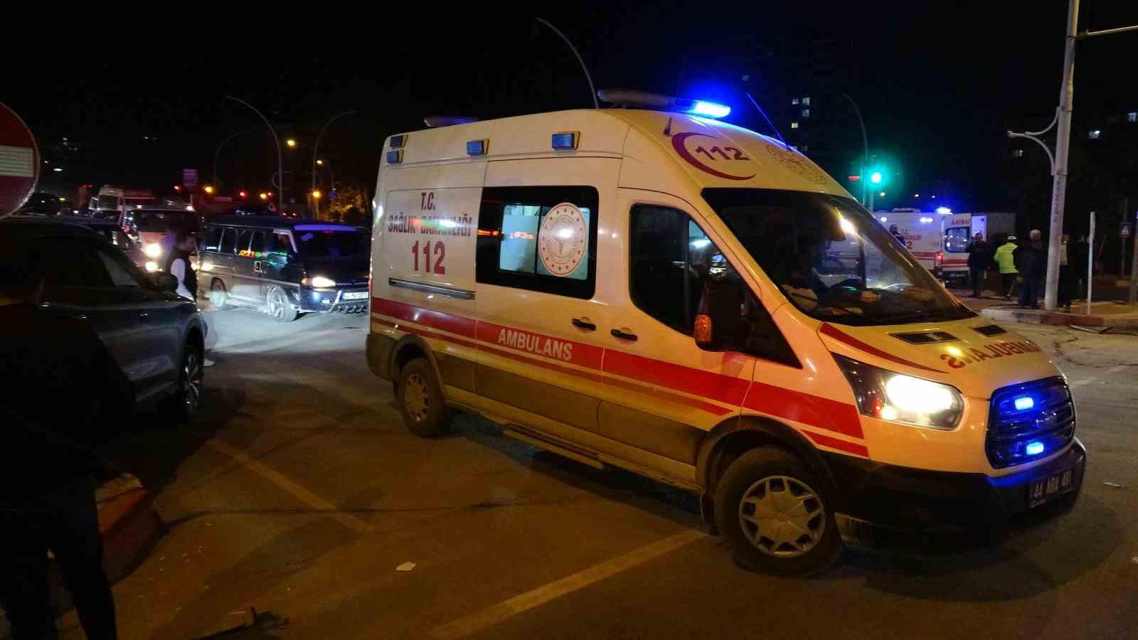 malatyada iki aracin carpistigi kazada ortalik savas alanina dondu 3 yarali 3