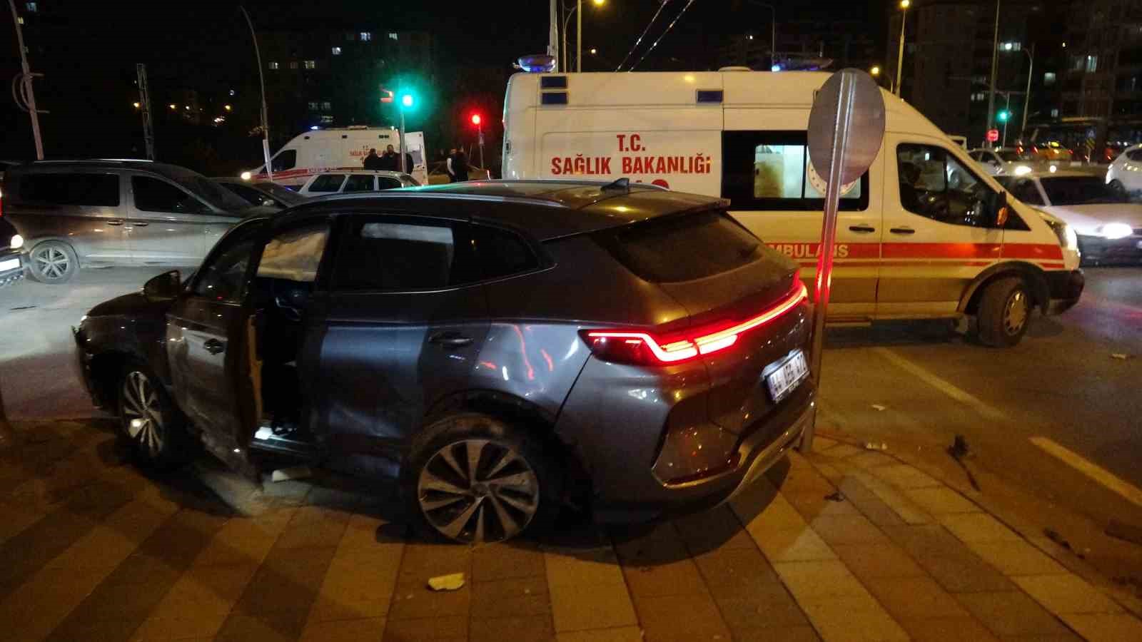 malatyada iki aracin carpistigi kazada ortalik savas alanina dondu 3 yarali 4 7RZlb2Pn