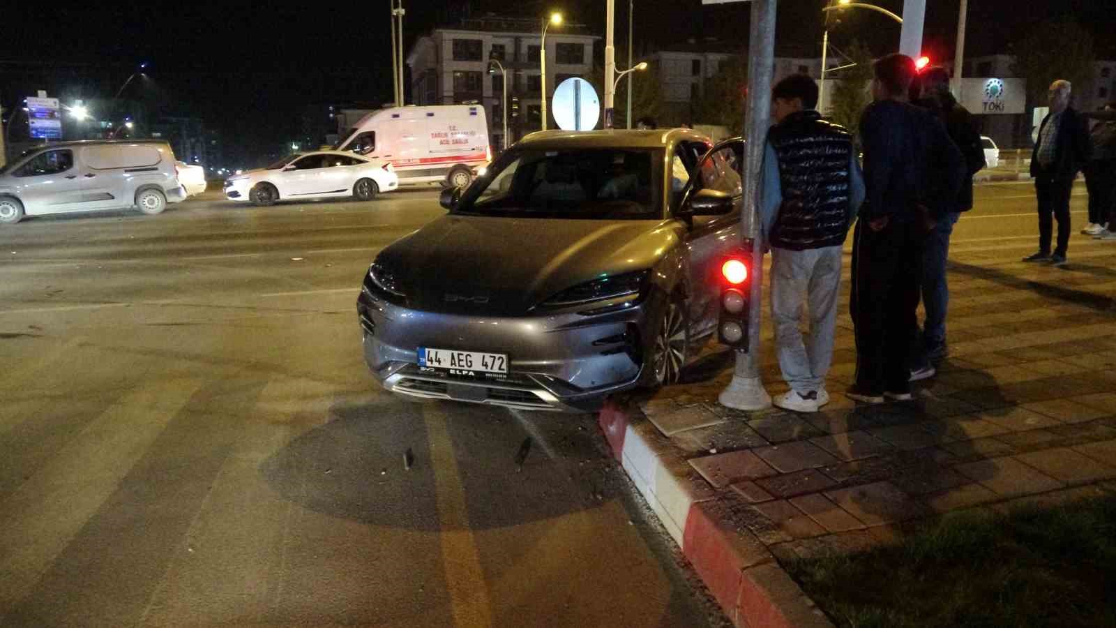 malatyada iki aracin carpistigi kazada ortalik savas alanina dondu 3 yarali 5 l5kzKESV