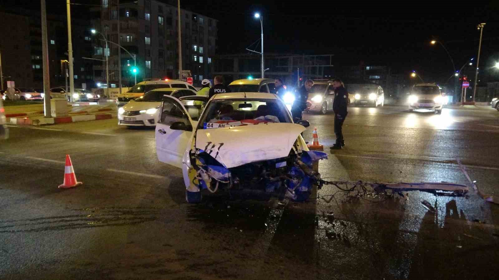 malatyada iki aracin carpistigi kazada ortalik savas alanina dondu 3 yarali 6