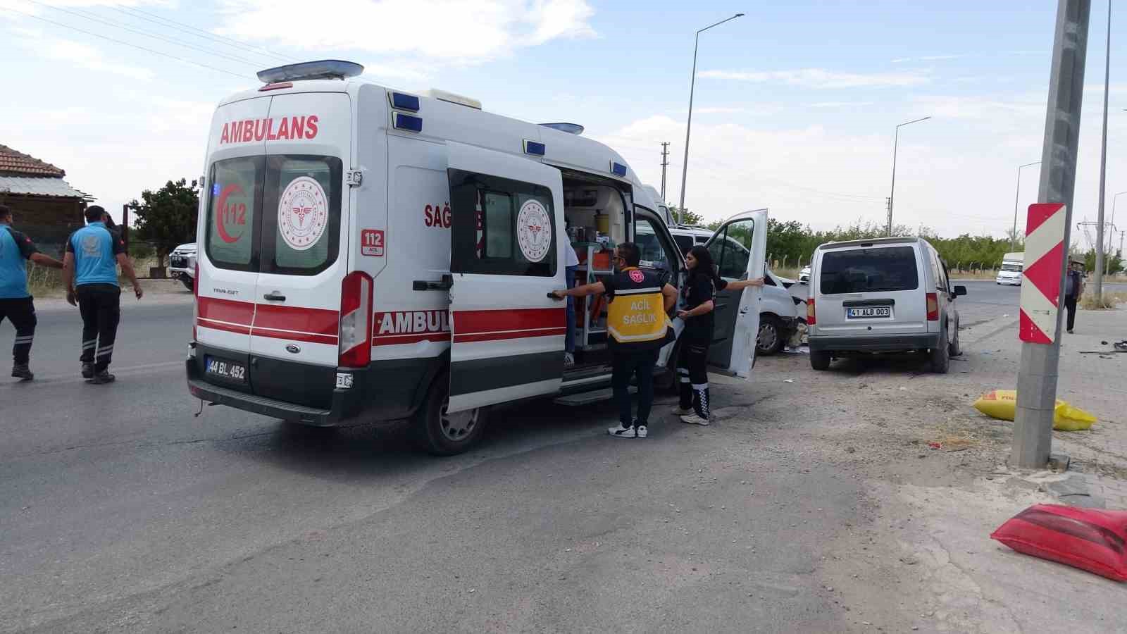 malatyada iki hafif ticari aracin carpistigi kazada 8 kisi yaralandi 0 eCZZbZeq