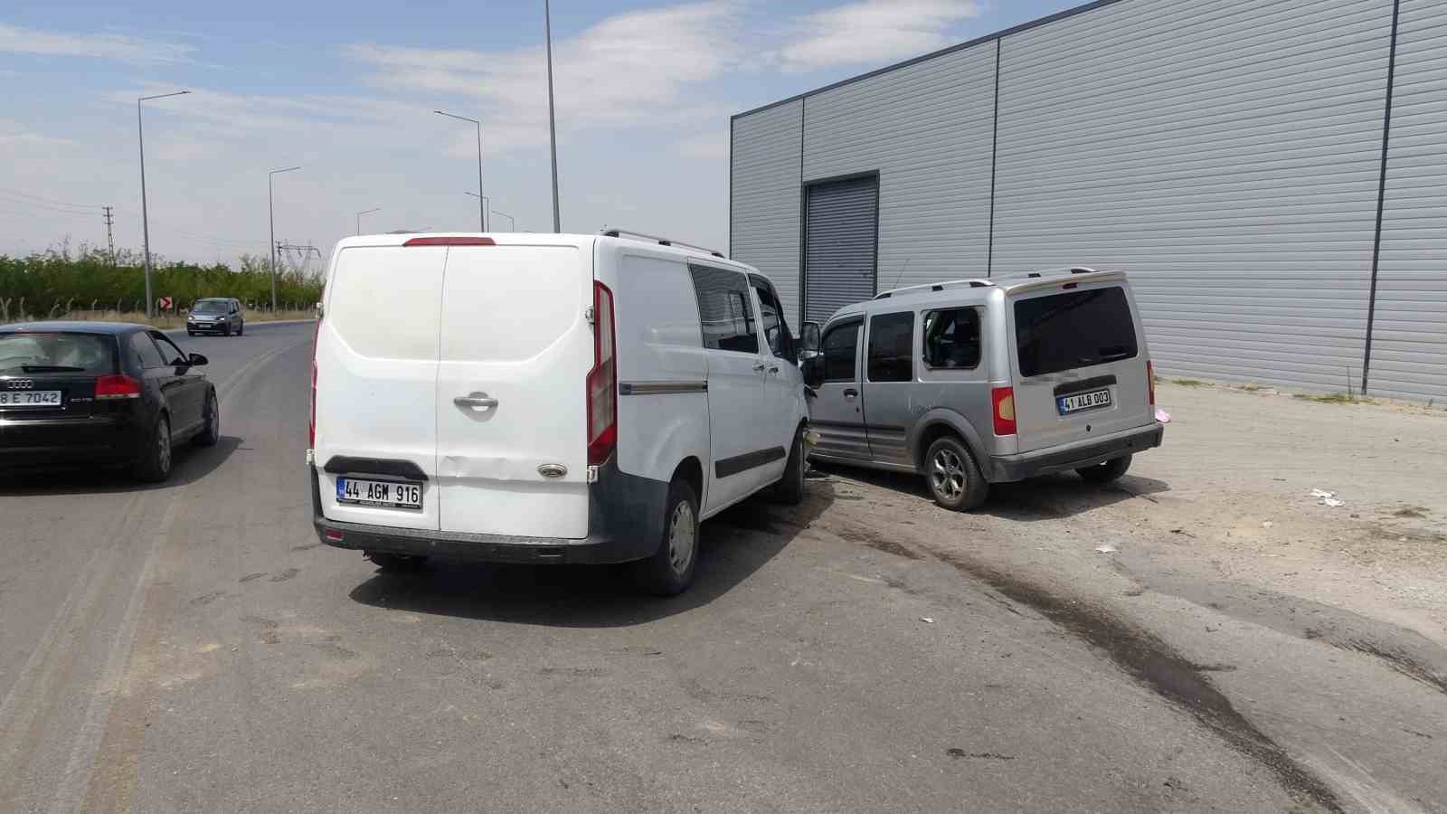 malatyada iki hafif ticari aracin carpistigi kazada 8 kisi yaralandi 1 j7IQYtRc